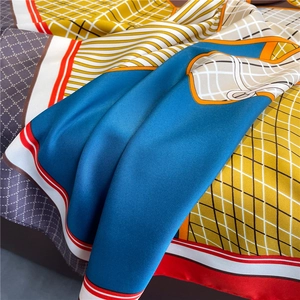 Dettaglio ravvicinato che mostra la trama della seta e i bordi arrotolati del foulard