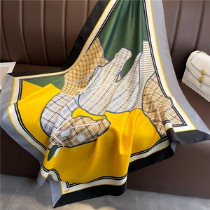 Foulard quadrato 90cm tipo seta con motivo equestre e blocchi di colore giallo e verde