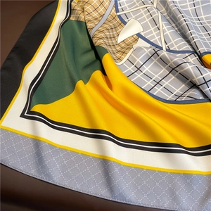 Dettaglio di un foulard in seta 90 cm con tema tennis e motivi geometrici colorati