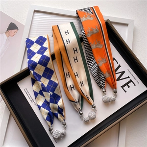 Collier foulard en soie Twilly avec boucle magnétique et breloque en strass brillant