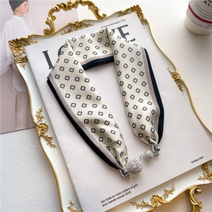 Collier foulard en soie avec motif trèfle noir et pendentif boule en strass argent