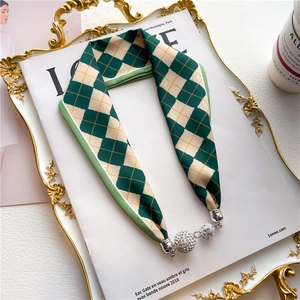 Collier foulard en soie à carreaux verts avec pendentifs boules en strass