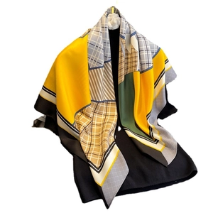 Elegante foulard in seta 90cm con quadri geometrici e motivi a blocchi di colore vivaci