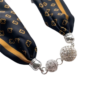 Collier foulard en soie avec sphères en strass étincelantes et motif trèfle