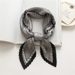 Détail macro d'un foulard plissé pied-de-poule avec texture gaufrée et motif élégant