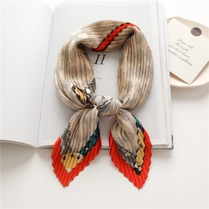 Foulard plissé en soie avec motif pied-de-poule et design géométrique vert et orange