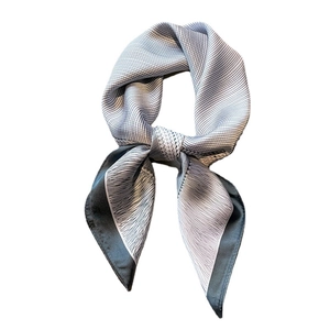Foulard di seta minimalista a righe con motivo geometrico nero e bianco e stile annodato