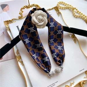 Sciarpa in seta blu navy con fiore di camelia bianca e ciondolo in cristallo lucido
