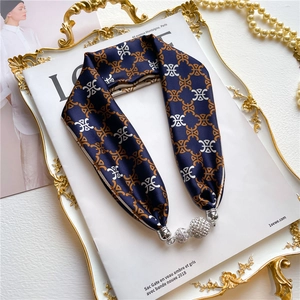 Sciarpa di seta blu navy con monogramma e tre fibbie magnetiche argentate con diamanti