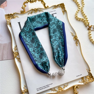 Collier Écharpe en Satin Élégant pour Femme Avec Pendentif Boule en Strass Boucle Magnétique en Alliage Foulard Imprimé Floral Léopard Bijou Vintage