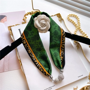 Petit foulard en soie verte avec fleur de camélia et pendentif boule en cristal