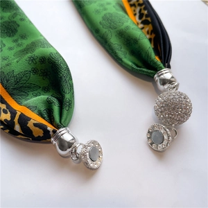 Collier foulard en soie à fleurs et léopard avec fermoir magnétique en cristaux