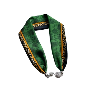 Élégant foulard en soie verte à fleurs, bordure léopard et sphères magnétiques strass