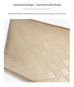 Détail de la double couture et de la fermeture robuste sur le sac beige à losanges