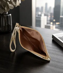 Vue intérieure de la pochette dorée matelassée montrant la doublure en tissu spacieuse