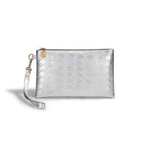 Pochette argento con motivo a rombi, cinturino da polso e finitura metallizzata