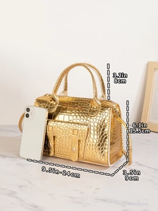 Detailansicht der goldfarbenen Tasche mit Krokodilprägung, Abmessungen und Handyvergleich