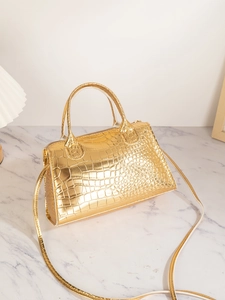 Detail der goldenen Krokodil-Muster Boston Tasche mit Doppelgriffen auf Marmor