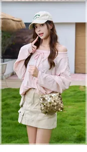 Photo mannequin extérieur d'un sac bandoulière à paillettes dorées avec chaîne fine