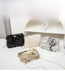 Pochettes de soirée chic à paillettes avec bandoulières dorées en plusieurs coloris
