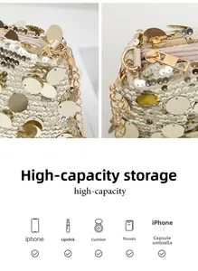 Détails des paillettes dorées et de la bandoulière en chaîne de ce sac à grande capacité