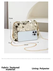 Détails d'une pochette de soirée à paillettes dorées avec chaîne mesurant 23x15x3cm