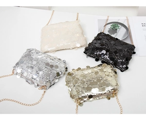 Vue de dessus de sacs à chaîne à paillettes en quatre couleurs aux détails scintillants