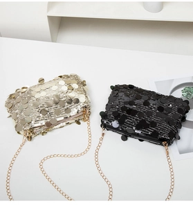 Détail de sacs bandoulière à paillettes or et noir avec finition métallique polie