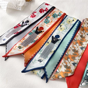 Sélection de foulards étroits en soie imprimée aux motifs floraux et rétro