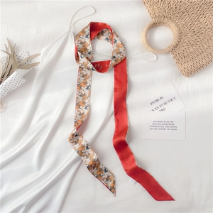 Mise à plat d'une robe nuisette en satin blanc avec un foulard en soie à fleurs