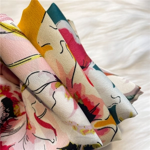 Vue détaillée du foulard en soie fleurie avec fini satiné élégant et bords ourlés roses