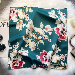 Gros plan détaillé du carré de soie satiné à fleurs avec couture de bordure de haute qualité