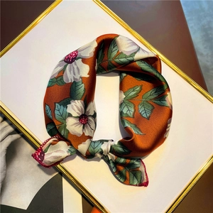 Carré de soie satiné à imprimé floral orange et blanc, foulard élégant pour femmes