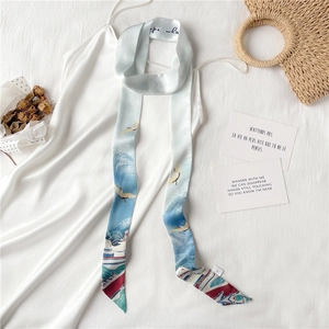 Détail macro d'un foulard en soie à imprimé grue avec dégradé bleu satiné