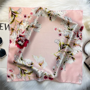 Carré de soie rose à motif tulipe sur fond en peluche blanche élégante