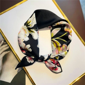 Vue détaillée du foulard carré en satin fleuri avec texture soie et coutures de précision