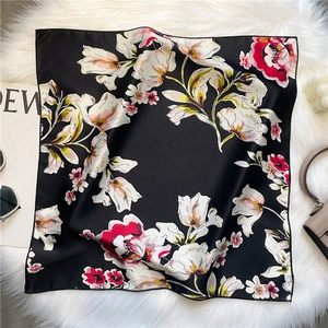 Mise à plat de l'écharpe en satin à imprimé floral vintage avec accessoires de mode chic
