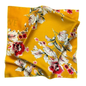 Carré de soie élégant à motif floral jaune et rose avec une texture satinée lisse