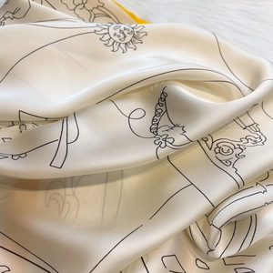 Detail eines seidenähnlichen Satinschals mit handgezeichneten schwarzen Sonnenmustern