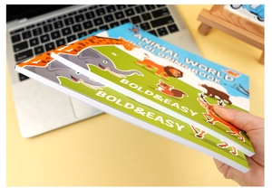 Vue détaillée du cahier de coloriage Animal World montrant la couverture et l'épaisseur