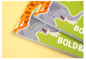 Gros plan sur le dos du livre de coloriage avec des couvertures d'éléphant et girafe