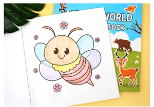 Gros plan d'une page d'abeille colorée et couverture animale d'un cahier de coloriage