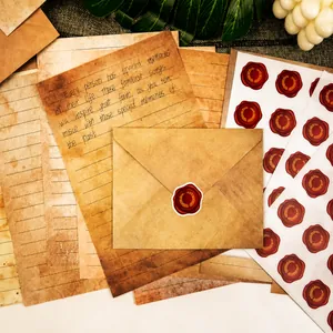 Detail van vintage briefpapierset met antieke texturen en lakzegelstickers op papier