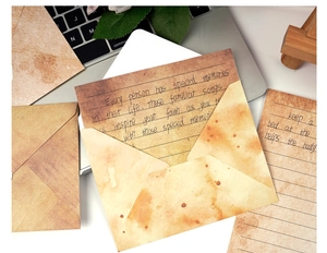 Primo piano di carta da lettere A5 vintage con trama artistica e buste abbinate