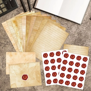 Set di cancelleria vintage con carta da lettere invecchiata e buste su pietra