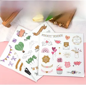 Detailansicht der Hochzeitsaufkleber für Scrapbooking mit Herz- und Blumenmotiven