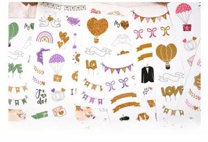 Detailansicht von vier Hochzeits-Scrapbook-Stickern mit Herz- und Blumendesigns