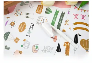 Detailansicht von Hochzeits-Scrapbook-Aufklebern mit Herzmotiven und Plastikschaber-Werkzeug