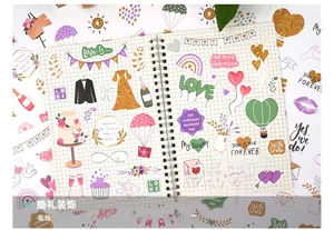 Detailansicht glitzernder Hochzeitsaufkleber für Scrapbooking auf einem Spiralblock