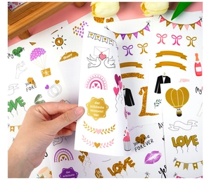 Nahaufnahme von Herz- und Hochzeitsstickern mit Goldglitzer für Scrapbooking-Projekte